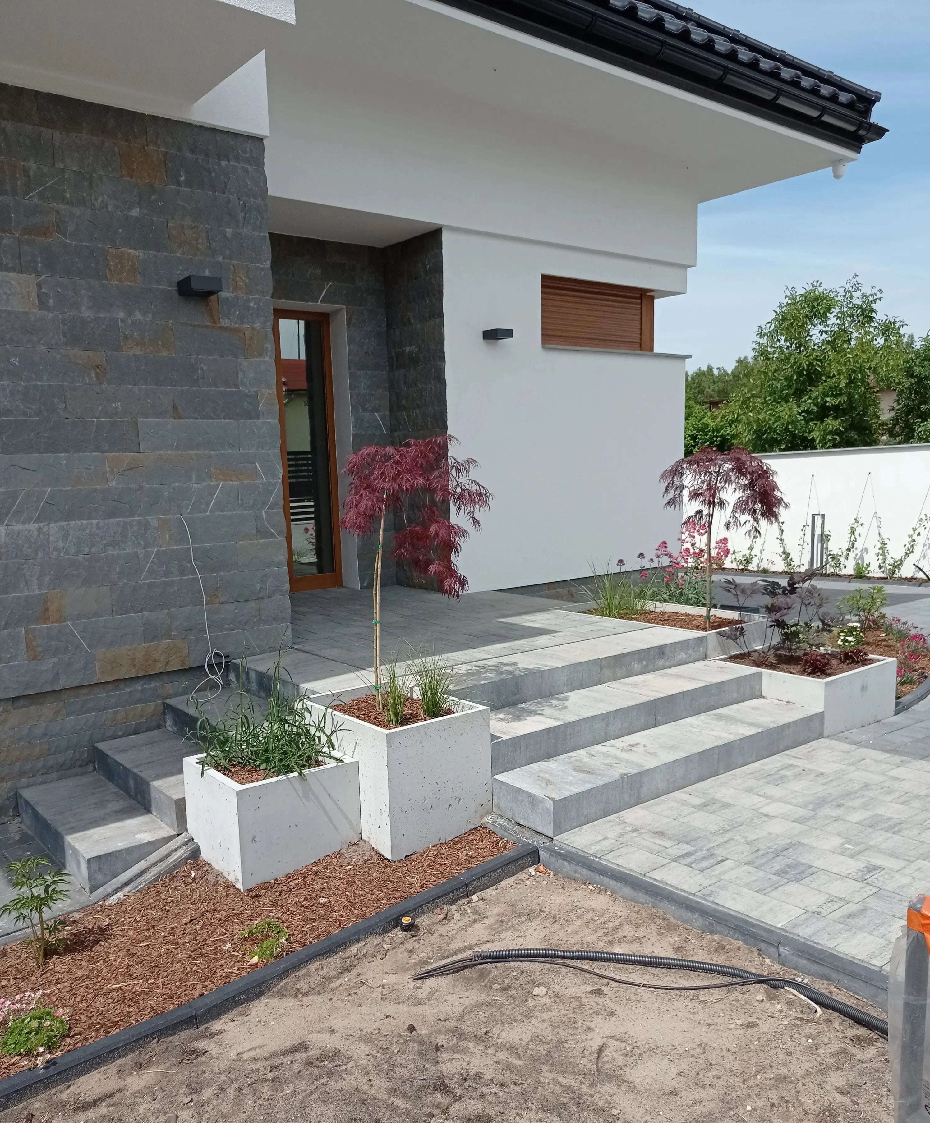 Outdoor Concrete Planters - Rectangle 50x120x50 cm in front of a house Decormania.eu